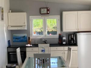 Dapur atau dapur kecil di Maison de charme à Velet avec piscine et terrasse - FR-1-583-399