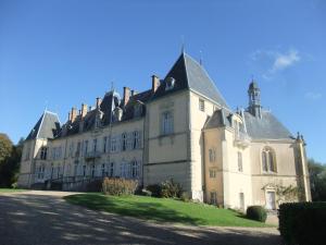 un grande edificio bianco con tetto nero di Maison forestière paisible avec piscine et animaux admis - FR-1-583-423 a Saint-Loup-Nantouard