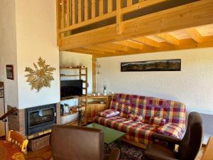 a living room with a couch and a tv at Appartement T4 Duplex 60m², 6 Pers, Vue Lac & Montagnes - FR-1-758-40 in Les Angles