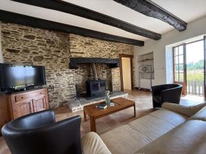 Gallery image of Maison en pierres authentique avec jardin au cœur du Périgord Vert - FR-1-839-5 in Angoisse