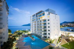 ein Gebäude mit einem Pool vor einem Gebäude in der Unterkunft Mantra Trilogy in Cairns