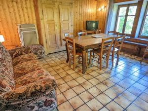 a living room with a table and a couch at Gîte isolé au cœur des Vosges, parfait pour randonnées - FR-1-583-430 in Miellin