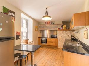 Dapur atau dapur kecil di Gîte Bien-Être avec Sauna et Salle de Fitness - FR-1-583-431