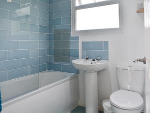 ein Badezimmer mit Waschbecken, Toilette und Badewanne in der Unterkunft Chalet 8 - Uk12568 in Mount Hawke