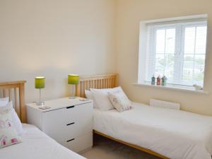 En eller flere senge i et værelse på Sea Breeze + 5 billeder