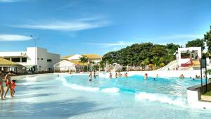 un grupo de personas en el agua en un parque acuático en Lacqua Park Caldas Novas, en Caldas Novas