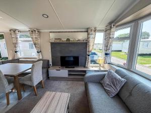 Posezení v ubytování Beautiful Caravan At Skipsea Sands Ref 41029Wf