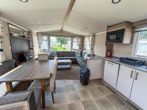 Kuchyň nebo kuchyňský kout v ubytování Beautiful Caravan At Skipsea Sands Ref 41029Wf