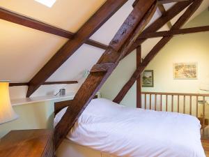 アニックにあるDorothy Forster Courtの木製の梁と白いベッドのある寝室