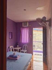 Postel nebo postele na pokoji v ubytování Purple Guesthouse