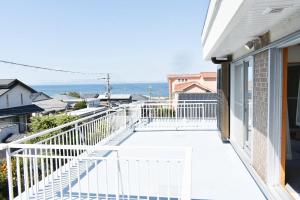 un balcone con vista sull'oceano di Ocean View House Hannan 3rd a Hannan