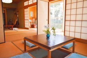 una stanza con un tavolo con un vaso con dei fiori di Ocean View House Hannan 3rd a Hannan