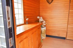 una camera con una parete in legno, un bancone e una finestra di Ocean View House Hannan 3rd a Hannan