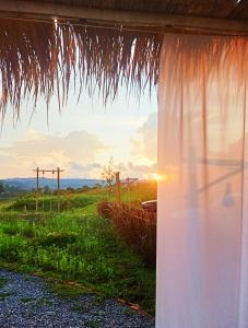 Východ nebo západ slunce při pohledu z luxury tent nebo okolí
