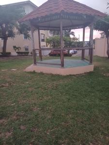 - un kiosque en bois dans une cour avec de l'herbe dans l'établissement Royal Exquisite Deluxe, à Kingston 8 autres photos