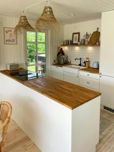 Kuchyň nebo kuchyňský kout v ubytování Southern Flair In Modern Danish Summer House