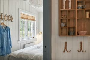 En eller flere senge i et værelse på Cozy Summerhouse On Bornholm