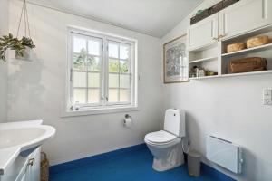 Et badeværelse på Cozy Summerhouse On Bornholm + 29 billeder