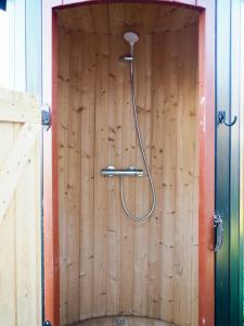 una ducha en una pared de madera con una manguera en Rustic Vibe In 60S House By Roskilde Fjord, en Jægerspris