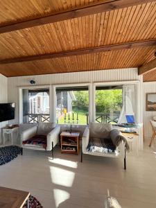 Posezení v ubytování Charming Coastal Retreat With Sea View