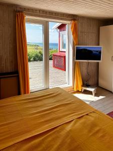 TV a/nebo společenská místnost v ubytování Wooden House With Panoramic View Over Kattegat
