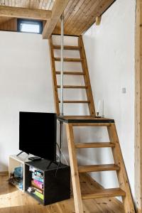 Un televizor și/sau centru de divertisment la Enjoy The Sunset In Mosely With Private Beach