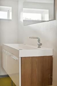 Imagine din galeria proprietății Enjoy The Sunset In Mosely With Private Beach în Harpelunde