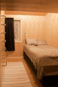 Postel nebo postele na pokoji v ubytování Cabin In The Middle Of Nature On Hamarøy