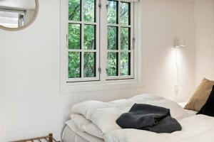 Ένα ή περισσότερα κρεβάτια σε δωμάτιο στο Classic Vejby Home With Light, Calm And Nature