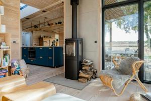Nhà bếp/bếp nhỏ tại Feel The Nature Inside In Architect-Designed Gem