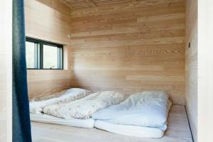 Giường trong phòng chung tại Feel The Nature Inside In Architect-Designed Gem