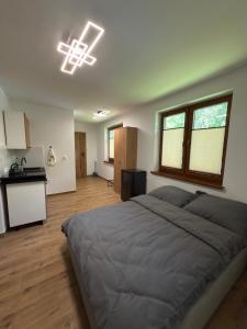 Uma cama ou camas num quarto em Domki Pod Wzgórzem