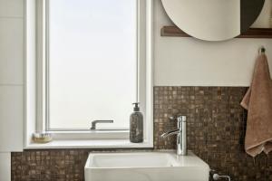 une salle de bain avec un lavabo et une fenêtre dans l'établissement Fjord-Close Cottage With Beautiful View, à Hemmet 26 autres photos