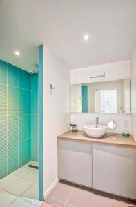 ein Badezimmer mit Waschbecken und Dusche in der Unterkunft Renovated Chalet In The Heart Of Nature In Vendée in La Gaubretière