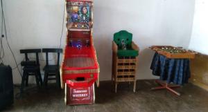 a room with a game machine and a table and chairs at Hotel Cabañas Santa Rosa Suarez Tolima in Suárez