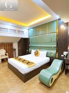 Un dormitorio con una cama grande con cabecero azul. en Binh Nguyen 1 Hotel, en Hanói