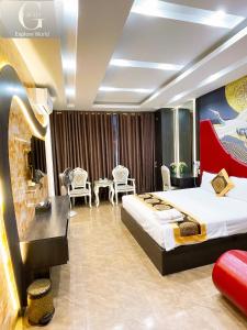 Una habitación de hotel con una cama, una mesa y sillas. en Binh Nguyen 1 Hotel, en Hanói