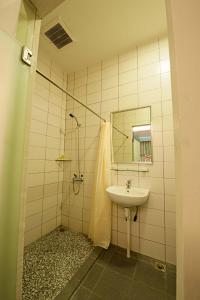 Koupelna v ubytování Seven Hotel