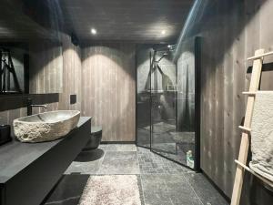 Ένα μπάνιο στο Stylish Cabin In Scenic Stryn +30 φωτογραφίες