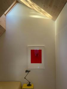 een kamer met een bed en een schilderij aan de muur bij Architect-Designed House Close To Hornbæk in Tikøb +15 foto's