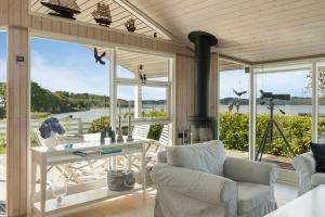 ボルコップにあるMaritime Lifestyle By Vejle Fjordの水辺の景色が見えるリビングルーム +18枚の写真