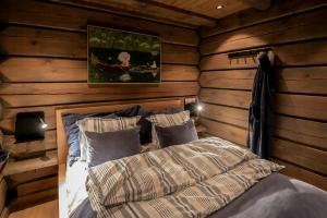 a bedroom with a bed in a log cabin at Cabin With Great Fishing At Trysilfjellet in Jordet