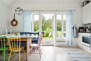Kuchyň nebo kuchyňský kout v ubytování Summer Living In Nature And Lakeside In Halland