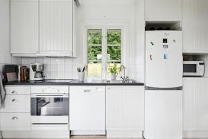 Kuchyň nebo kuchyňský kout v ubytování Summer Living In Nature And Lakeside In Halland