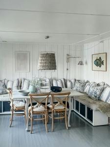 un soggiorno con un tavolo e un divano di Charming Sea Cabin On Fluer By Kragerø a Valle