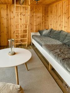 Camera in legno con letto e tavolo di Charming Sea Cabin On Fluer By Kragerø a Valle