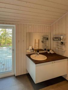 Fotografie z fotogalerie ubytování Cozy Family Summer House Near Høve Beach v destinaci Vig