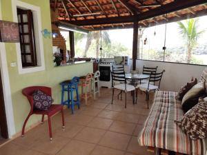 a living room with a couch and a table and chairs at Chalé Aconchegante em Piracaia in Piracaia