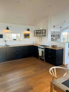 Køkken eller tekøkken på Architect-Designed House With Private Beach