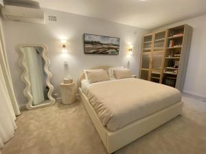 Postel nebo postele na pokoji v ubytování KozyGuru | Forestville | Modern Hotel-Style Studio